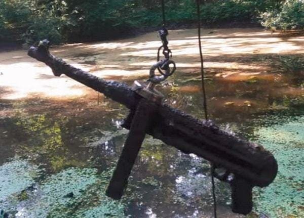 Magnet fishing - zbraň nájdená lovcom pokladov