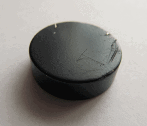 poškozena polyepoxidová povrchová úprava magnetu