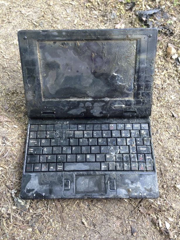 laptop vtažen magnetem z řeky