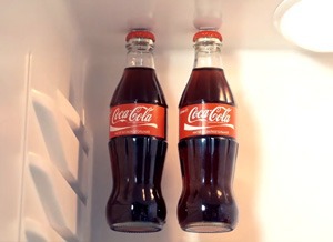 láhve visící na magnetech v chladničce