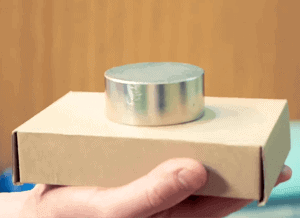 Velký neodymový magnet na krabici