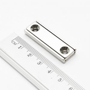 Magnet v pouzdře s dírami pro šrouby 40x13,5x5 mm