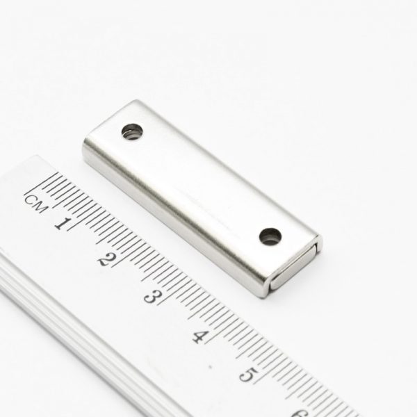 Magnet v pouzdře s dírami pro šrouby 40x13,5x5 mm