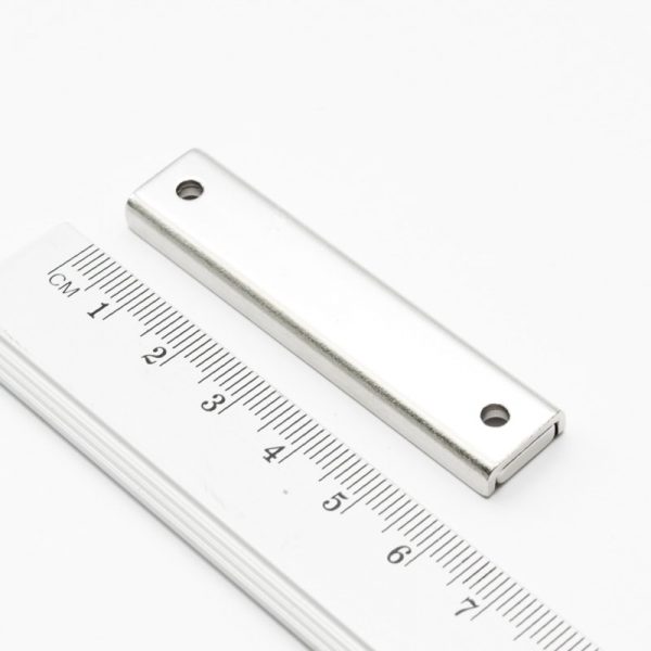 Magnet v pouzdře s dírami pro šrouby 60x13,5x5 mm