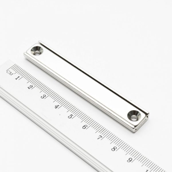 Magnet v pouzdře s dírami pro šrouby 80x13,5x5 mm