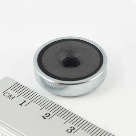 Magnet v pouzdře s dírou pro skrutku 25x7 mm (feritový)