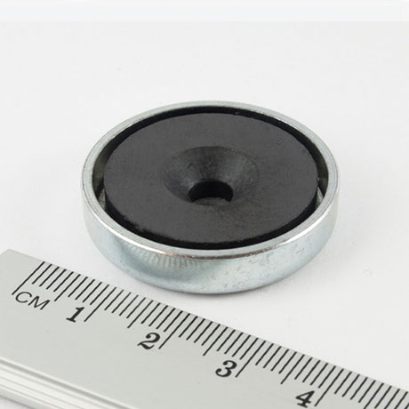 Magnet v pouzdře s dírou pro skrutku 32x7 mm (feritový)