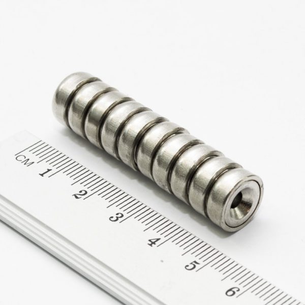 Magnet v pouzdře s dírou pro šroub 12x5 mm