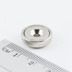 Magnet v pouzdře s dírou pro šroub 16x5 mm