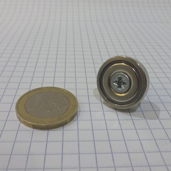 Magnet v pouzdře s dírou pro šroub 20x6 mm