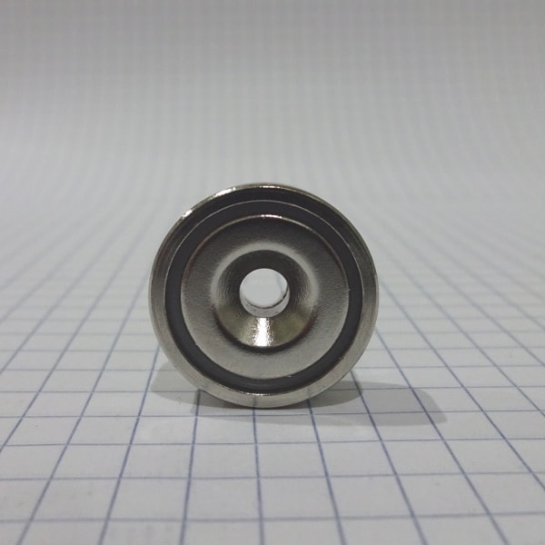 Magnet v pouzdře s dírou pro šroub 20x6 mm