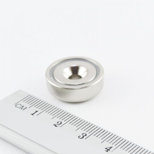 Magnet v pouzdře s dírou pro šroub 20x7 mm