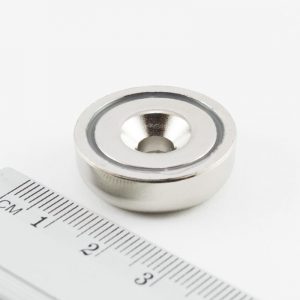 Magnet v pouzdře s dírou pro šroub 25x8 mm