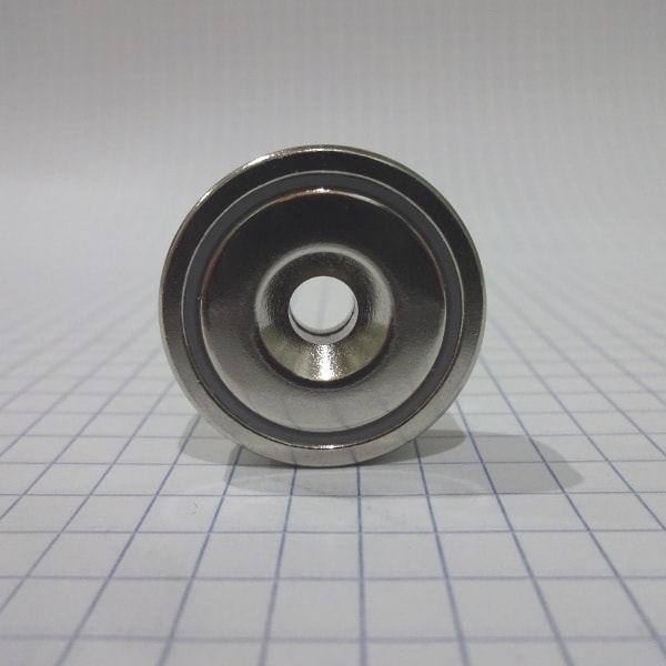 Magnet v pouzdře s dírou pro šroub 25x8 mm