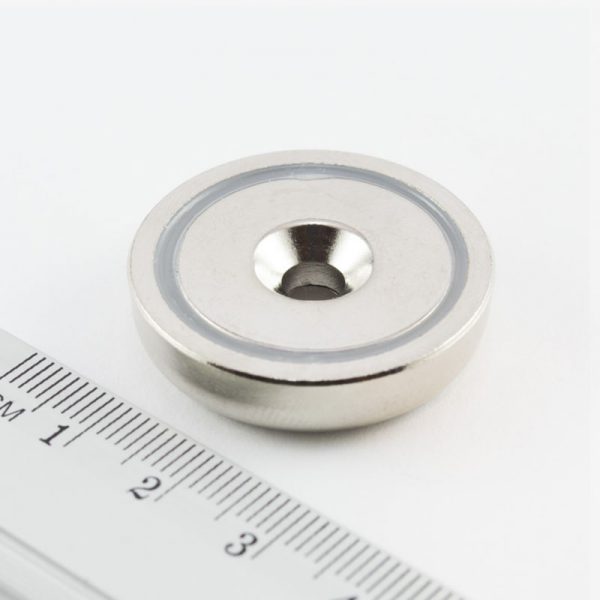 Magnet v pouzdře s dírou pro šroub 32x8 mm