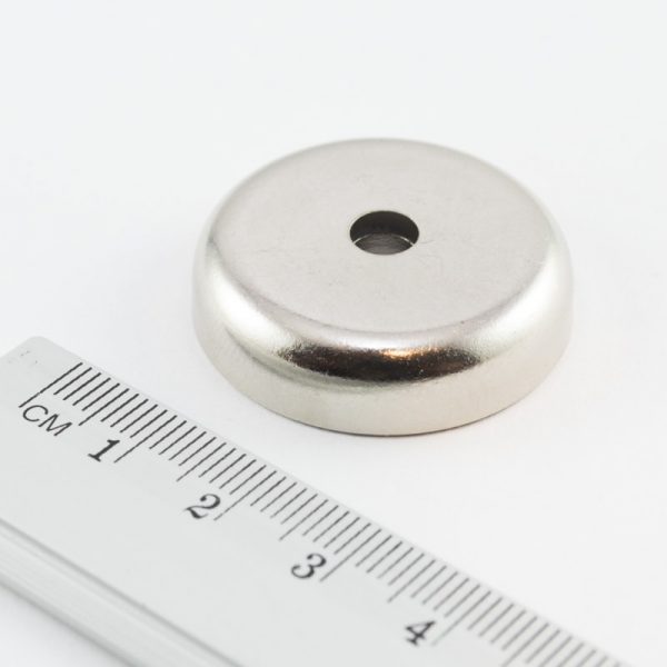 Magnet v pouzdře s dírou pro šroub 32x8 mm