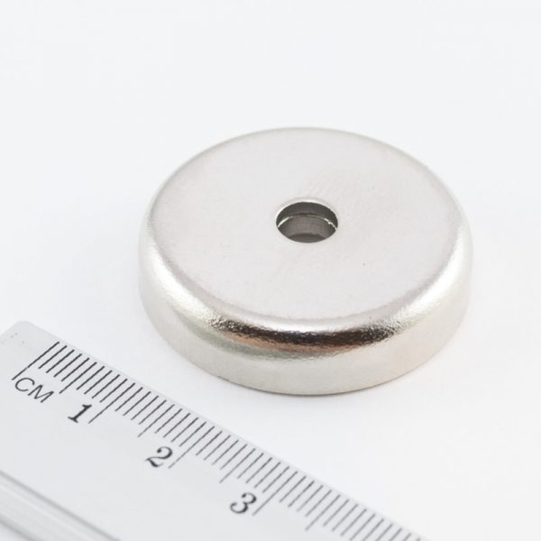 Magnet v pouzdře s dírou pro šroub 36x8 mm