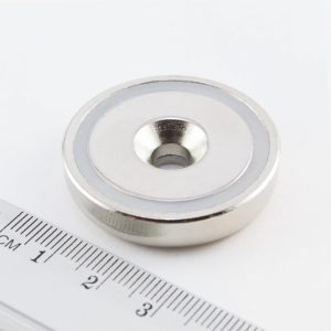 Magnet v pouzdře s dírou pro šroub 36x8 mm