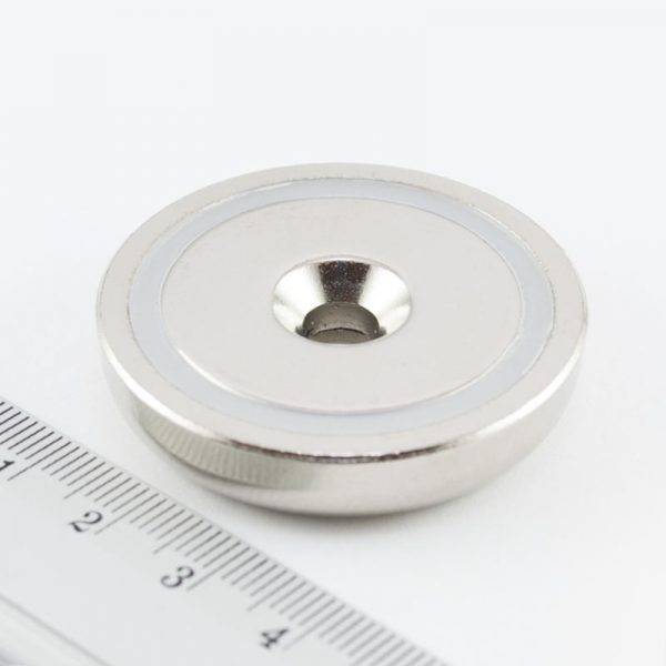 Magnet v pouzdře s dírou pro šroub 42x9 mm