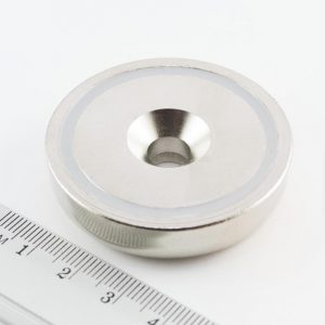 Magnet v pouzdře s dírou pro šroub 48x11,5 mm