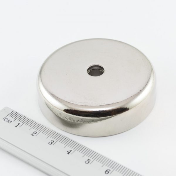 Magnet v pouzdře s dírou pro šroub 60x15 mm