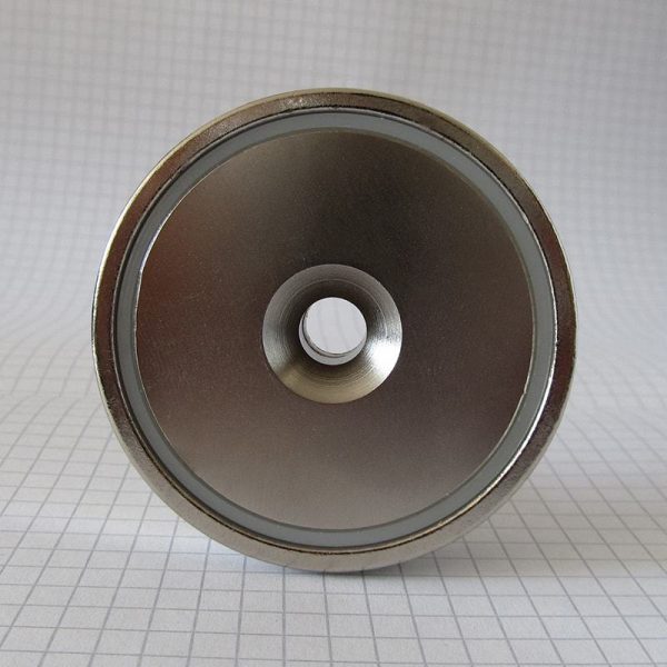 Magnet v pouzdře s dírou pro šroub 60x15 mm