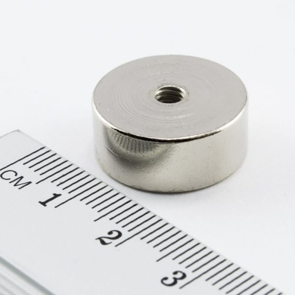 Magnet v pouzdře s vnitřním závitem 19x8 mm