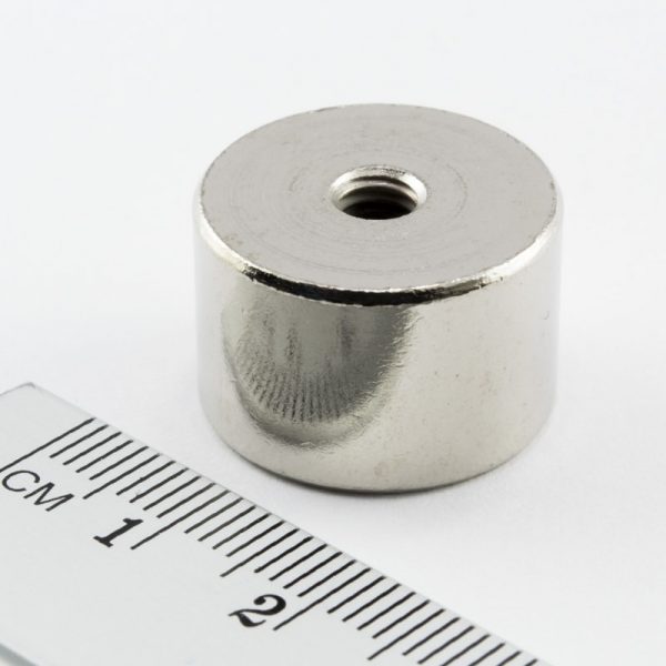 Magnet v pouzdře s vnitřním závitem 20x13 mm