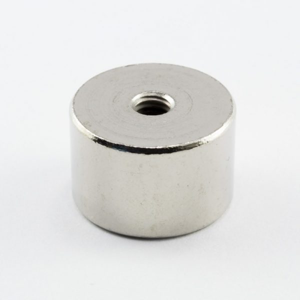 Magnet v pouzdře s vnitřním závitem 20x13 mm