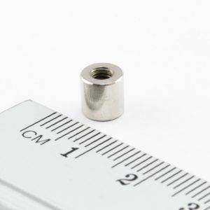 Magnet v pouzdře s vnitřním závitem 6x6 mm