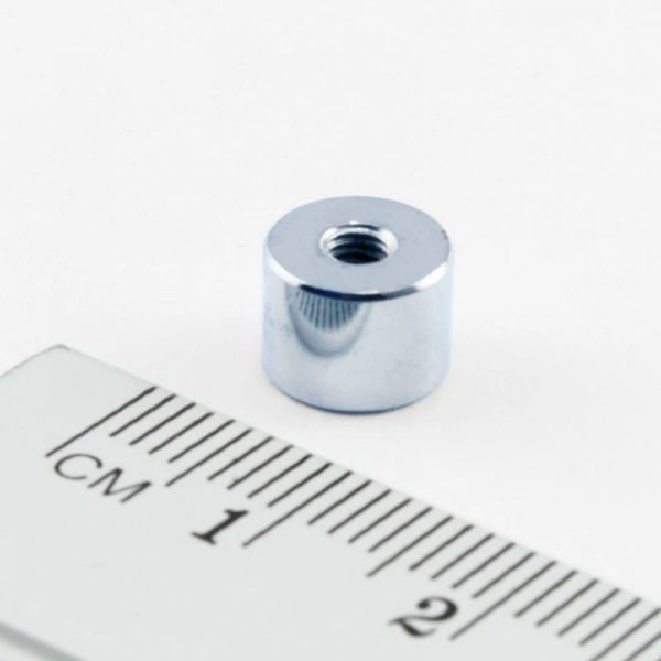 Magnet v pouzdře s vnitřním závitem 8x6 mm Zn