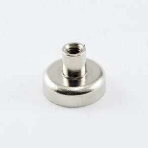 Magnet v pouzdře s vysunutým vňitřním závitem 20×7 mm