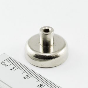 Magnet v pouzdře s vysunutým vňitřním závitem 25x8 mm