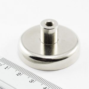 Magnet v pouzdře s vysunutým vňitřním závitem 42x9 mm