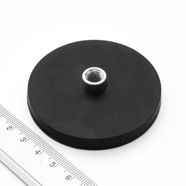 Magnet v pouzdře s vysunutým vnitřním závitem 66x8,5 mm pogumovaný