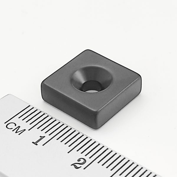 Neodymový magnet kvádr 15x15x5 mm s dírou (jižní pól na straně s prohlubní) epoxy - N42