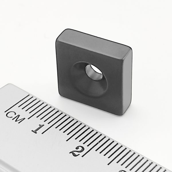 Neodymový magnet kvádr 15x15x5 mm s dírou (jižní pól na straně s prohlubní) epoxy - N42