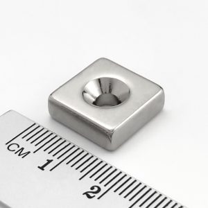 Neodymový magnet kvádr 15x15x5 mm s dírou (severní pól na straně s prohlubní) - N38
