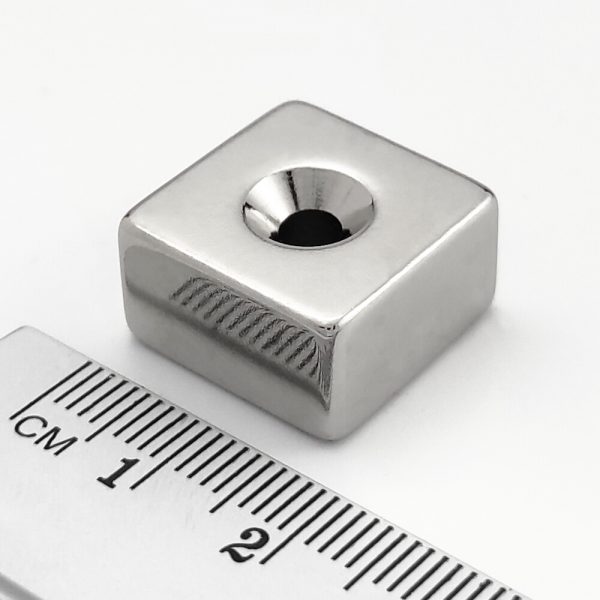 Neodymový magnet kvádr 18x18x10 mm s dírou - N52