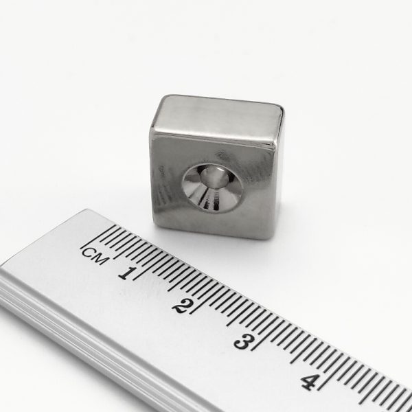 Neodymový magnet kvádr 18x18x10 mm s dírou - N52