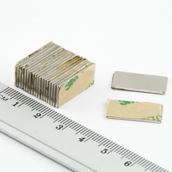 Neodymový magnet kvádr 20x10x1 mm se samolepkou - N38