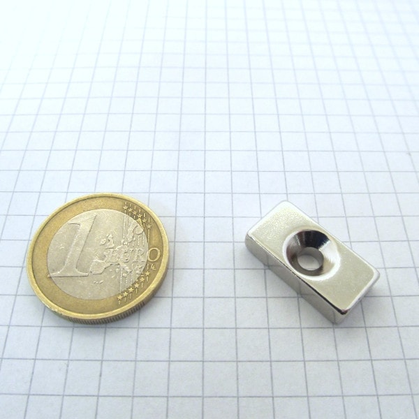 Neodymový magnet kvádr 20x10x5 mm s dírou (jižní pól na straně s prohlubní) - N38