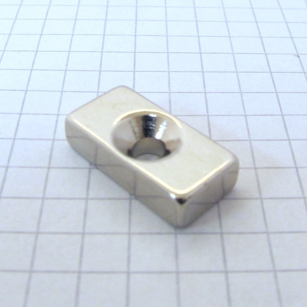 Neodymový magnet kvádr 20x10x5 mm s dírou (jižní pól na straně s prohlubní) - N38
