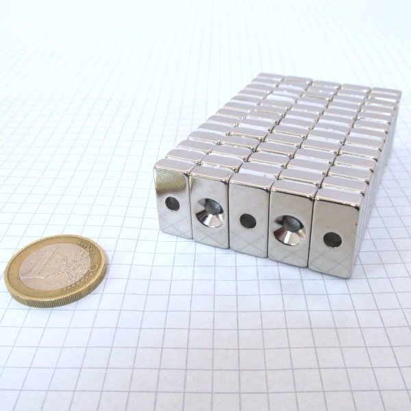 Neodymový magnet kvádr 20x10x5 mm s dírou (severní pól na straně s prohlubní) - N38