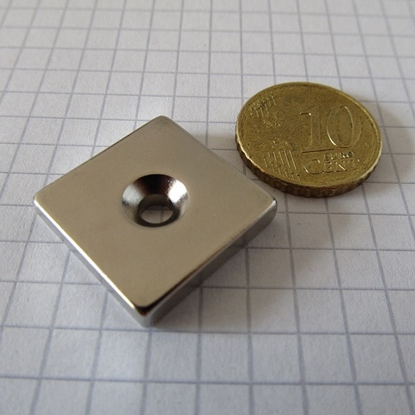 Neodymový magnet kvádr 20x20x4 mm s dírou (jižní pól na straně s prohlubní) - N38
