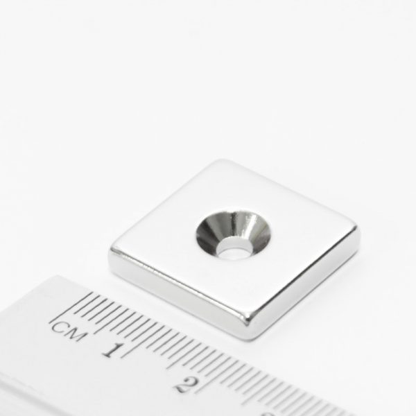 Neodymový magnet kvádr 20x20x4 mm s dírou (severní pól na straně s prohlubní) - N38