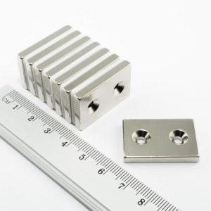 Neodymový magnet kvádr 30x20x4 mm s 2 dírami (jižní pól na straně s prohlubněmi) - N38