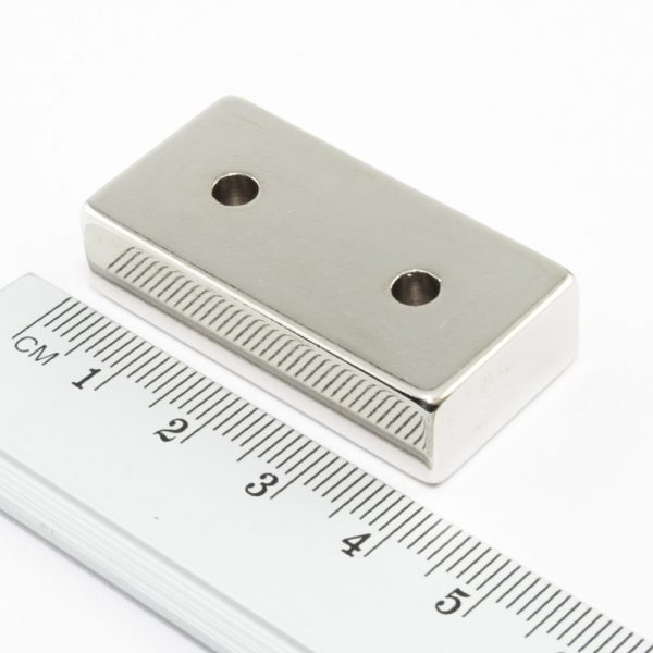 Neodymový magnet kvádr 40x20x10 mm s 2 dírami (jižní pól na straně s prohlubněmi) - N38
