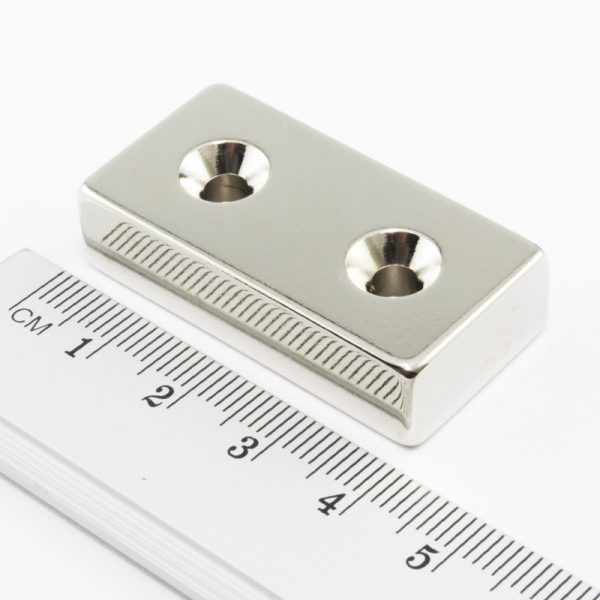 Neodymový magnet kvádr 40x20x10 mm s 2 dírami (jižní pól na straně s prohlubněmi) - N38