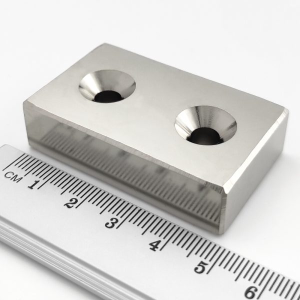 Neodymový magnet kvádr 50x30x13 mm s 2 dírami oboustranný - N45